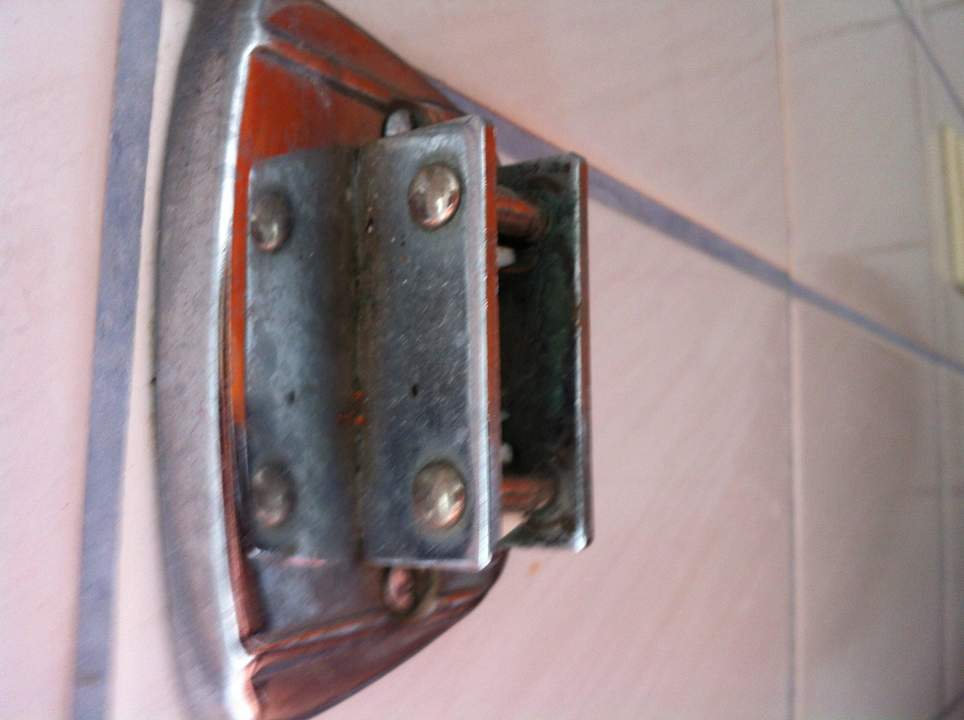 Abgebrochene Handtuchhalterung Hotel Maurer