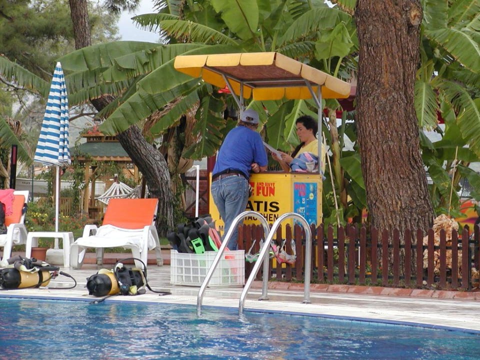 Schnuppertauchen am Pool Crystal Aura Aqua Collection