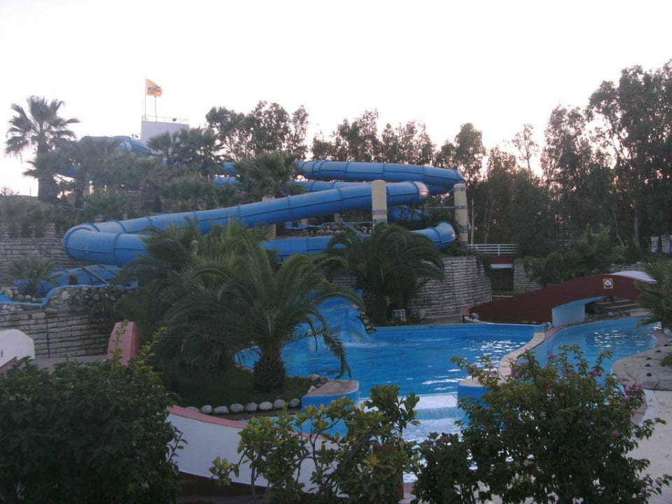 Blick auf die 2 Rutschen und denn Crazy River Monachus Family Resort Sorgun