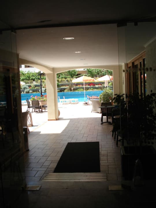 Blick vom Restaurantausgang auf den Hauptpool  Hotel Theartemis Palace