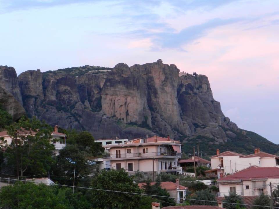 Blick zum Ort und Kloster Ag. Stefanos Theatro Hotel Odysseon
