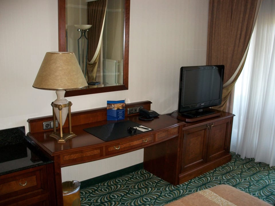 Fernseher, darunter Safe und Minibar Alexander Hotel