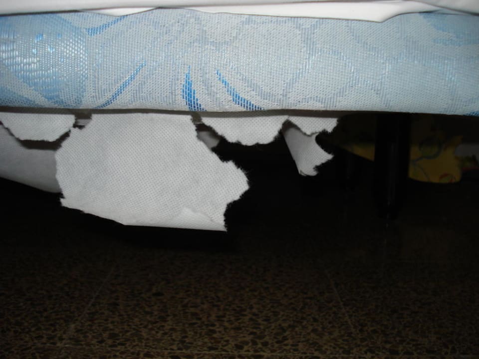 Fetzen hängen vom Bett runter Universal Hotel Perla