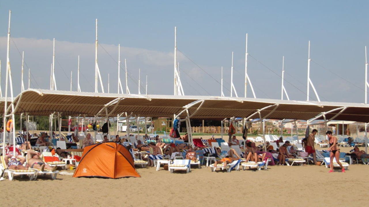 Überdachter Strand als Sonnenschutz Hotel Novum Garden Side