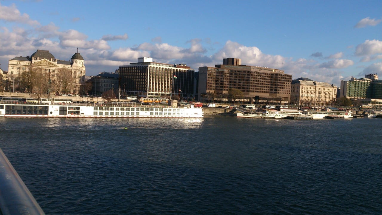 Blick aus Buda, in der Mitte das Sofitel Sofitel Budapest Chain Bridge