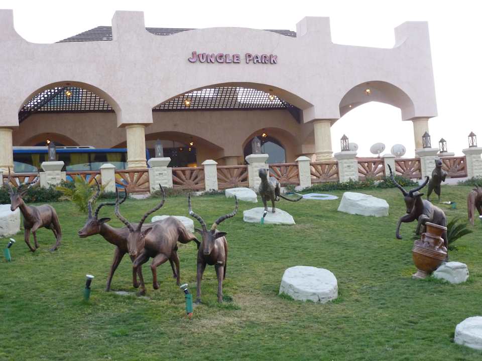 Der Dschungel vor dem Jungle-Park Pickalbatros Jungle Aqua Park Resort - Neverland Hurghada
