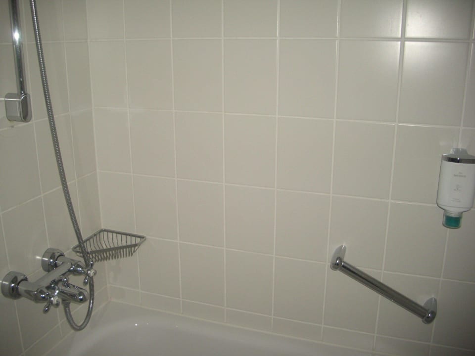 Bad/Dusche/WC - alles tip top sauber Hotel Dorint Charlottenhof Halle
