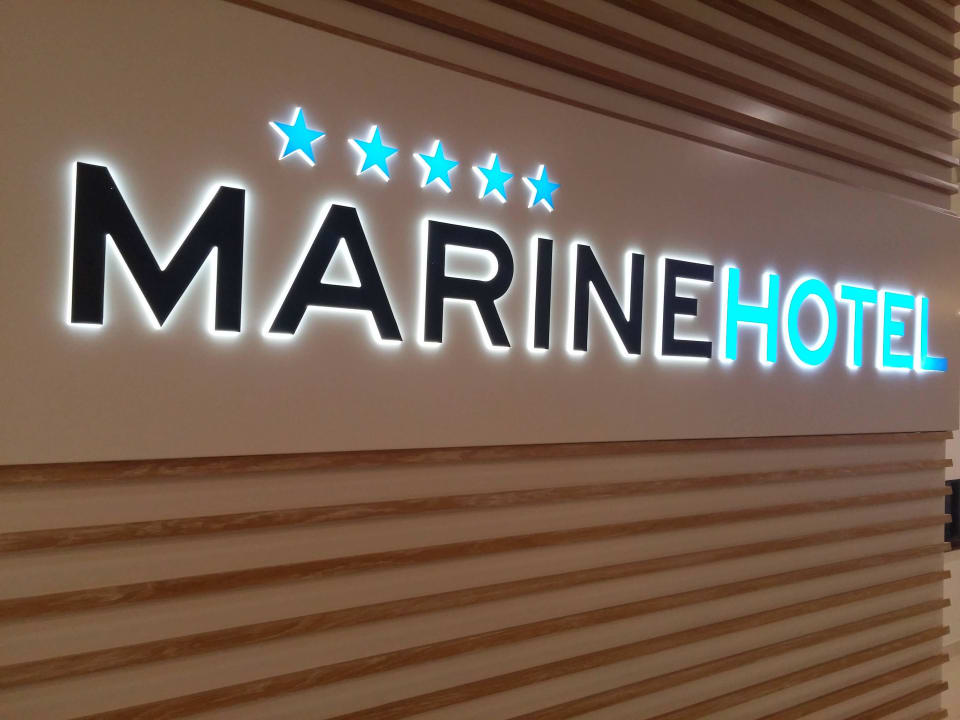 Hotel-Tafel in der Lobby Marine Hotel by Zdrojowa