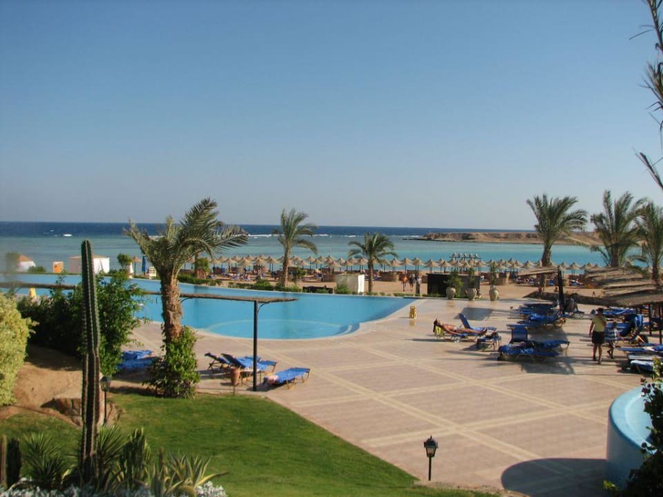 Blick vom Restaurant über Relaxpool zum Strand TUI MAGIC LIFE Kalawy