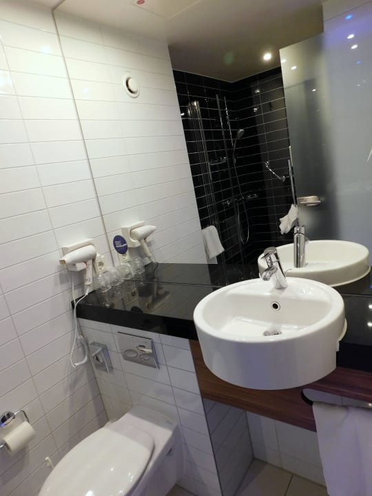 Badezimmer Premier Inn Dresden City Zentrum