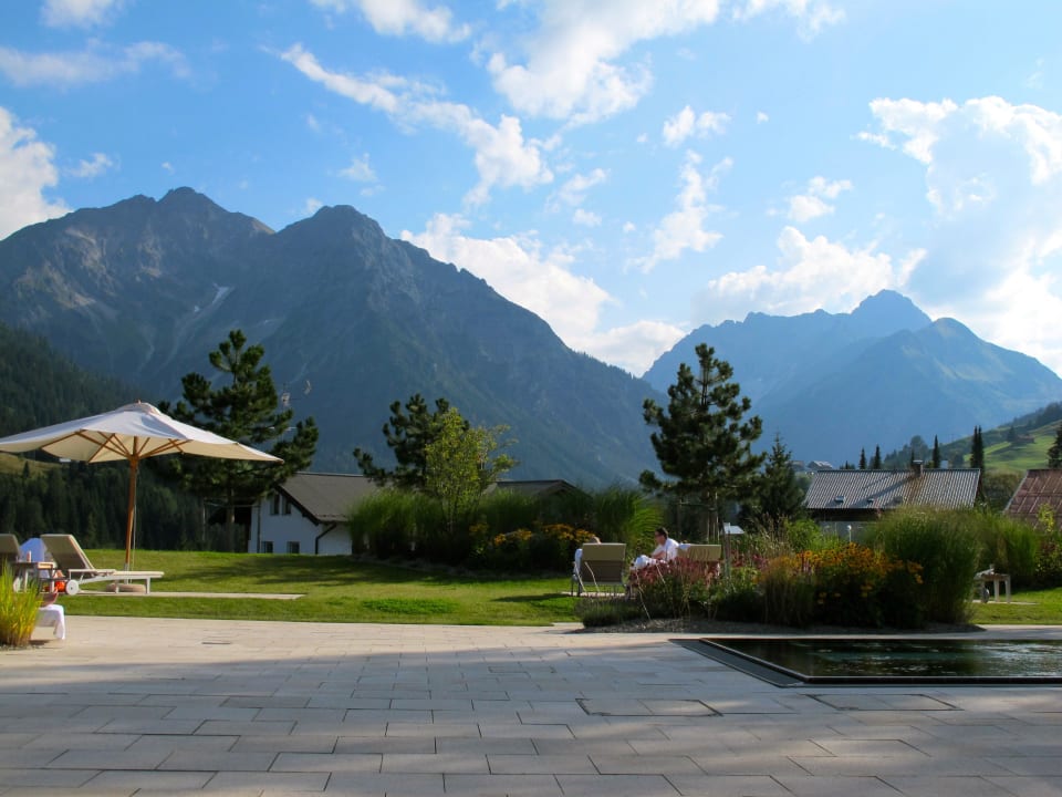 Blick auf Whirlpool und Terrasse A-ROSA Ifen Hotel Kleinwalsertal
