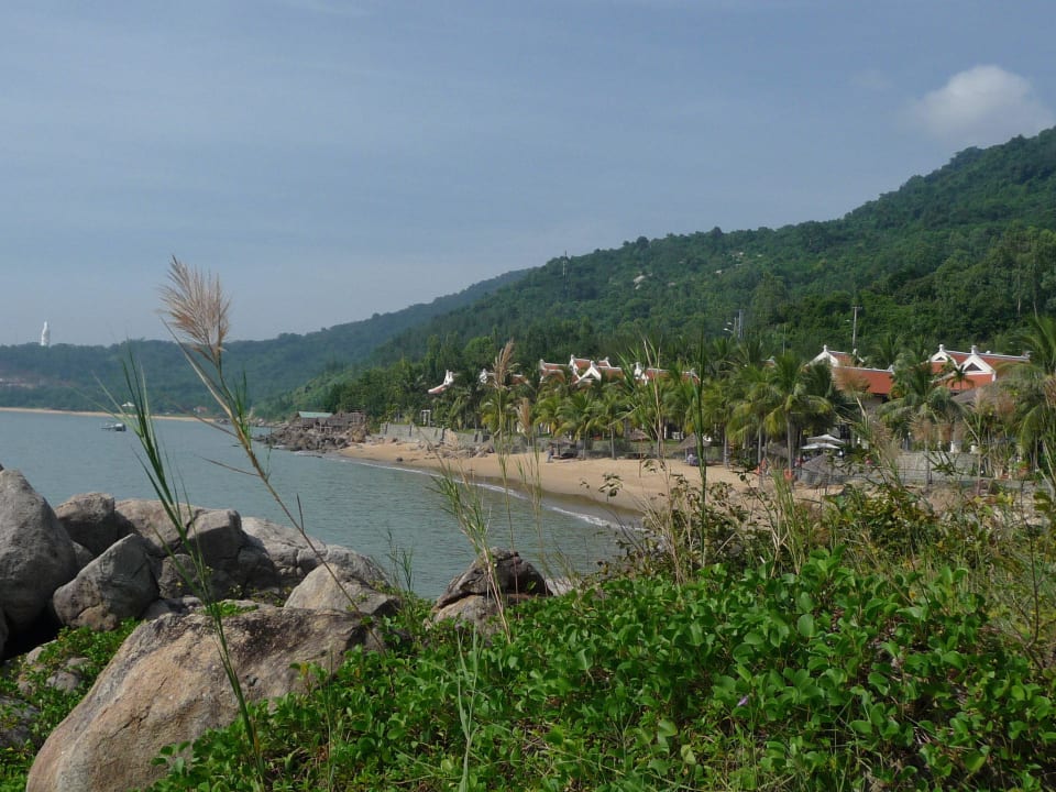 Strand mit Villen des Son Tra Resort  Swiss-Belhotel Son Tra Resort & Villas