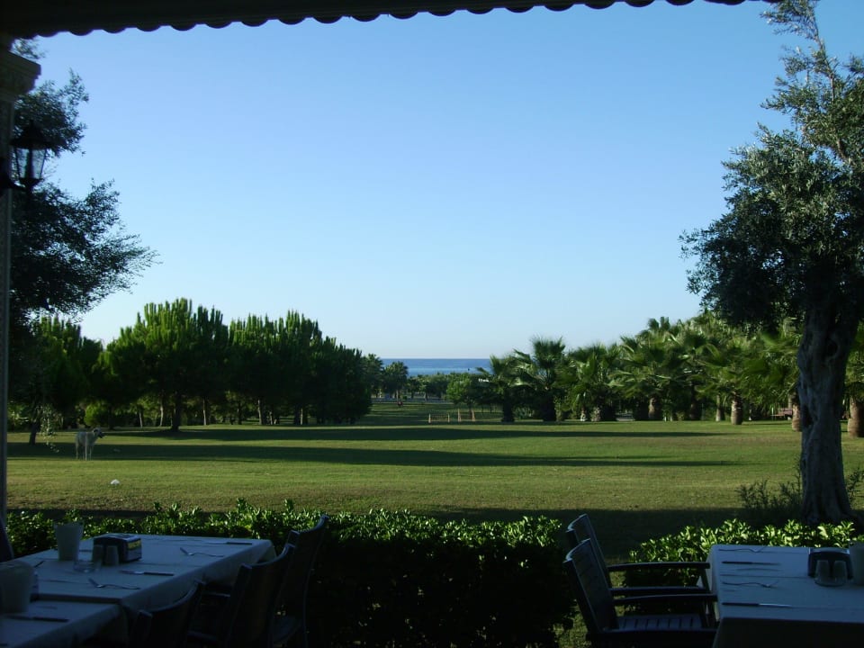 Restaurant, Blick zum langen Weg zum Strand Hotel Süral Resort