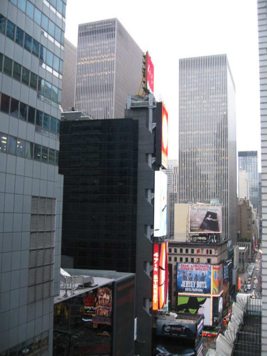 Nach rechts Richtung Times Square Hotel Edison