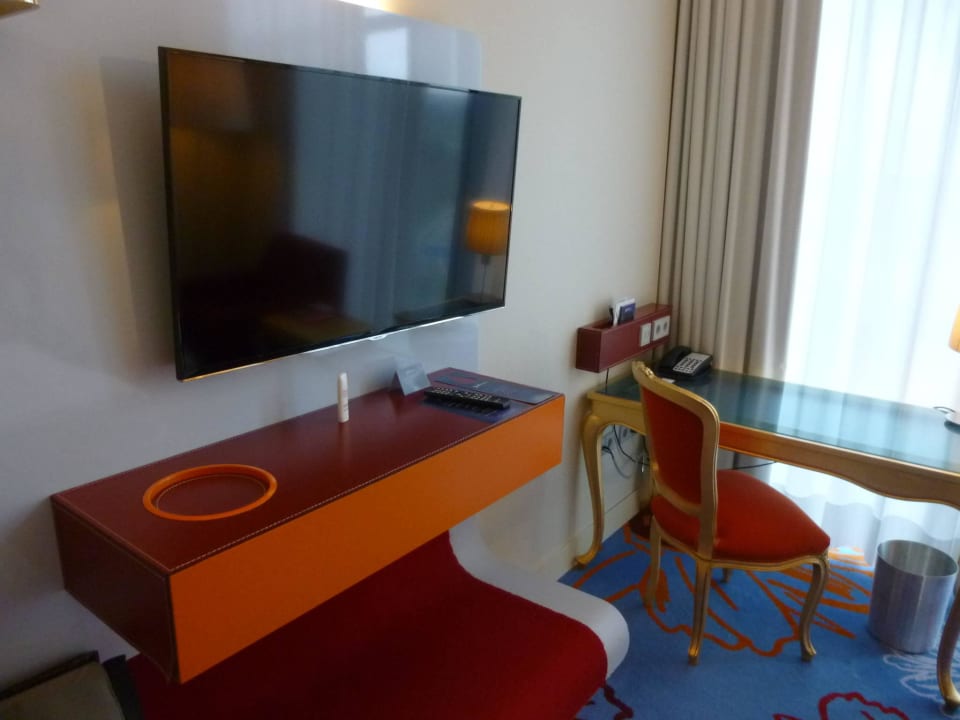 Kleiner Schreibtisch u. TV Radisson Blu Hotel Frankfurt