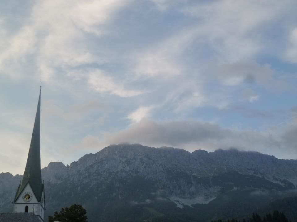 Blick über Kirchturm Scheffau auf Kaisergebirge Garni Hotel - Das Alpin Kaiserzeit