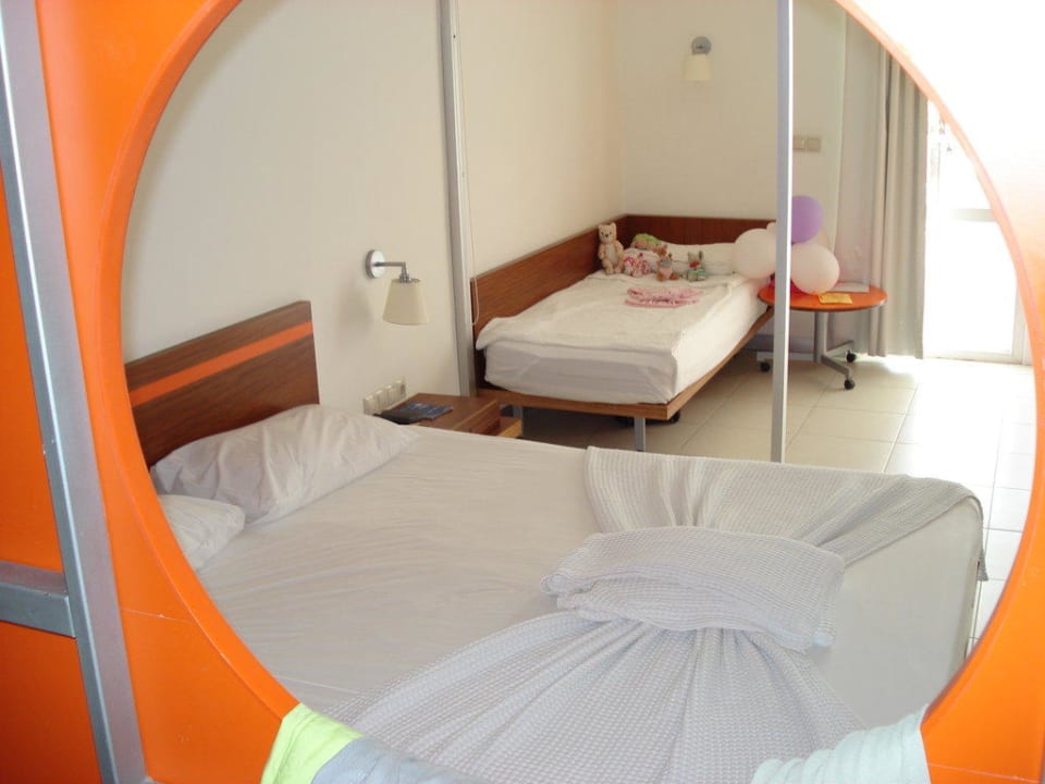 Blick von Gaderobe auf festes Zusatzbett Monachus Family Resort Sorgun