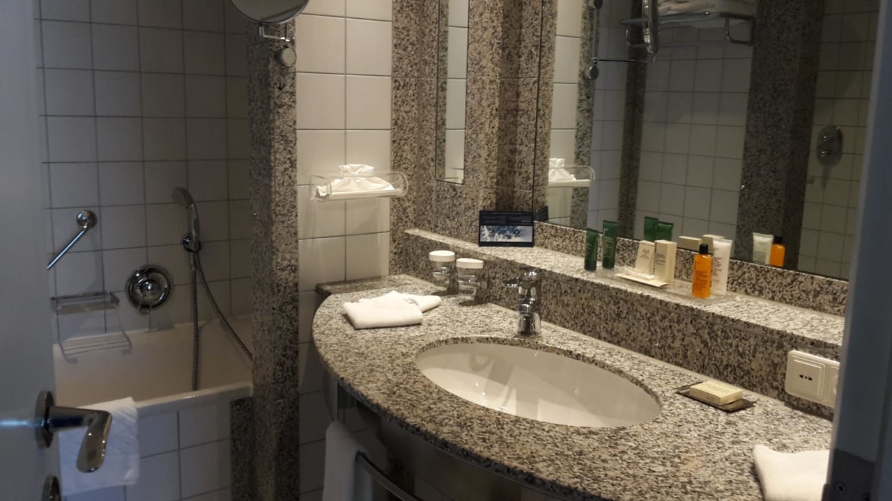 Badezimmer  Hilton Munich Airport