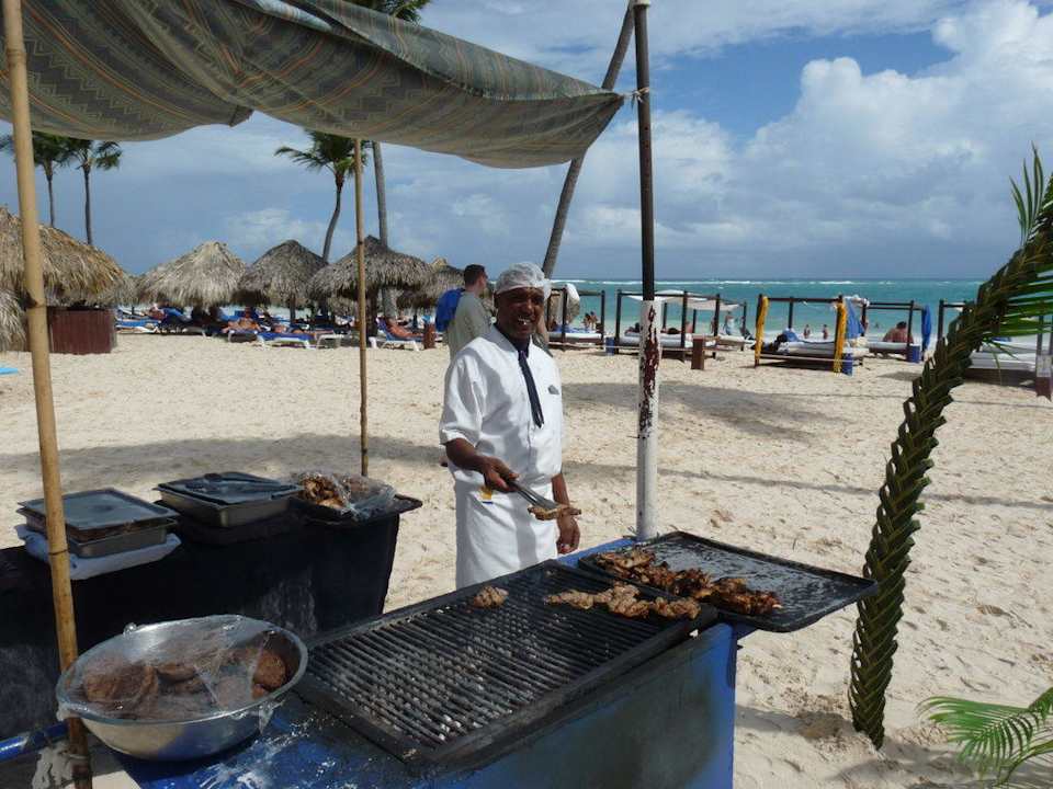 Hotelstrand mit Grillstand am Strand Punta Cana Princess All Suites Resort & Spa