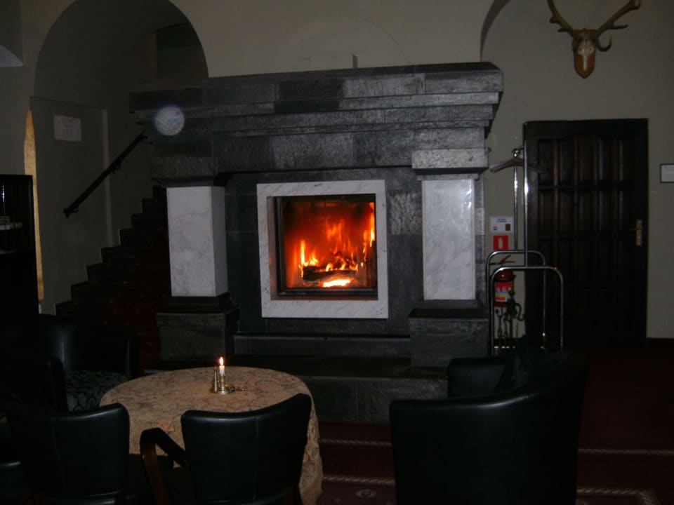 Recepcja z duzym kominkiem Podewils Schlosshotel