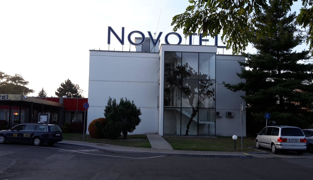 Drop-off zone und Haupteingang Hotel Novotel Wroclaw