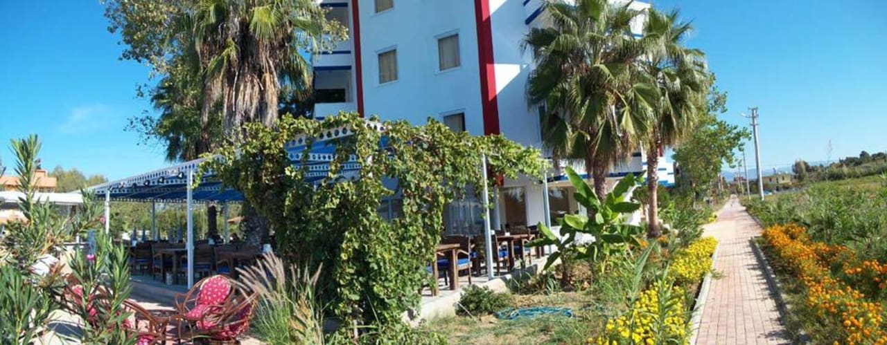 Die Gartenseite Skys Hotel