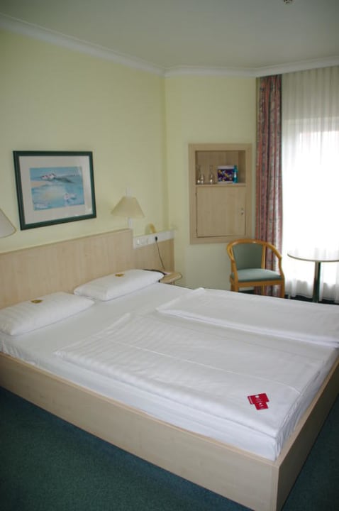 Bett im Standardzimmer IntercityHotel Hamburg-Altona