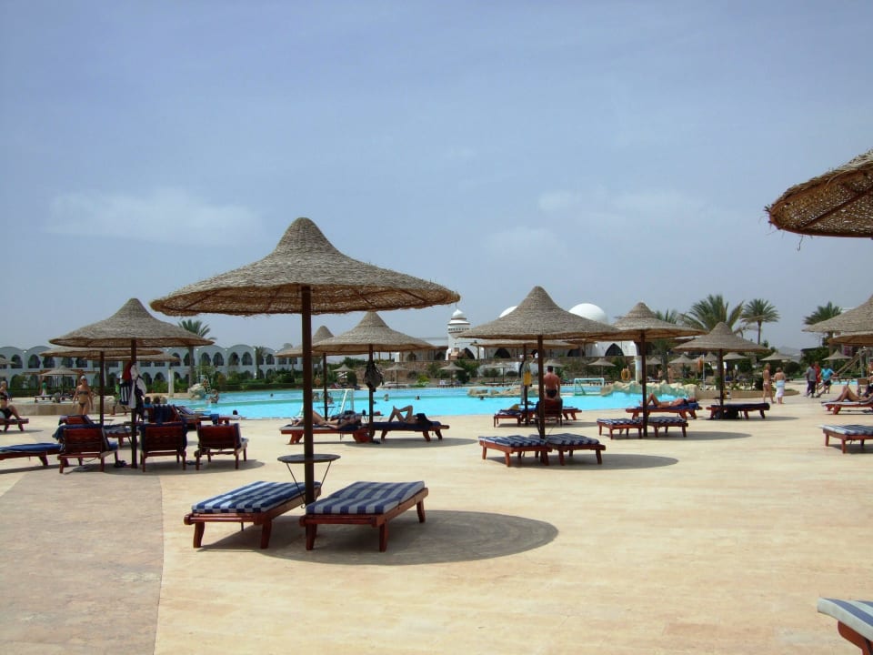 Poollandschaft mit viel Platz Hotel Gorgonia Beach Resort