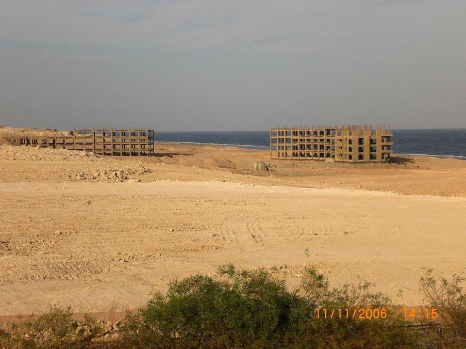 Baustellen gleich daneben Charmillion Club Resort