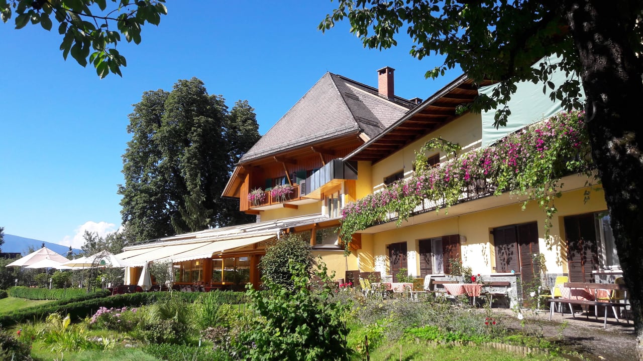 Hotel mit Terrasse und Hausgartl Hotel Zollner