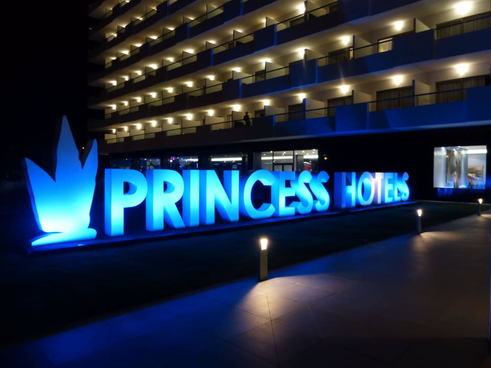 Logo bei Nacht Gran Canaria Princess