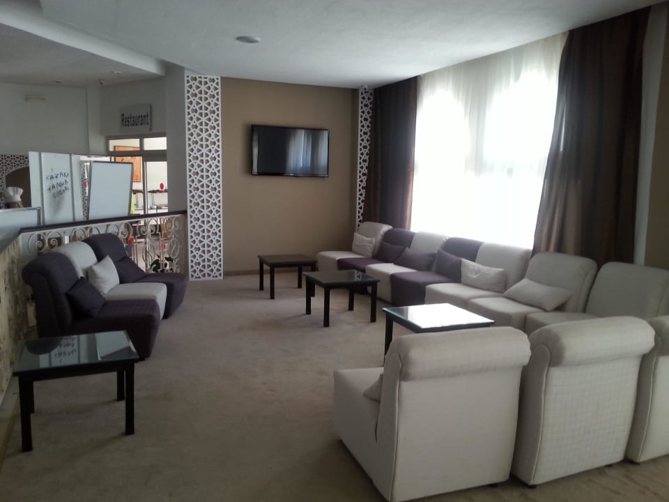 Odpoczynek w lobby  Hotel Neptunia Skanes