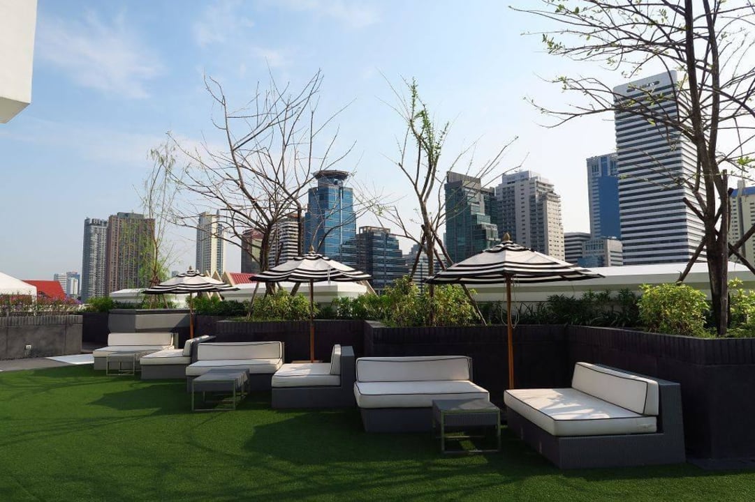 Dachterrasse mit Liegen Mövenpick Hotel Sukhumvit 15 Bangkok