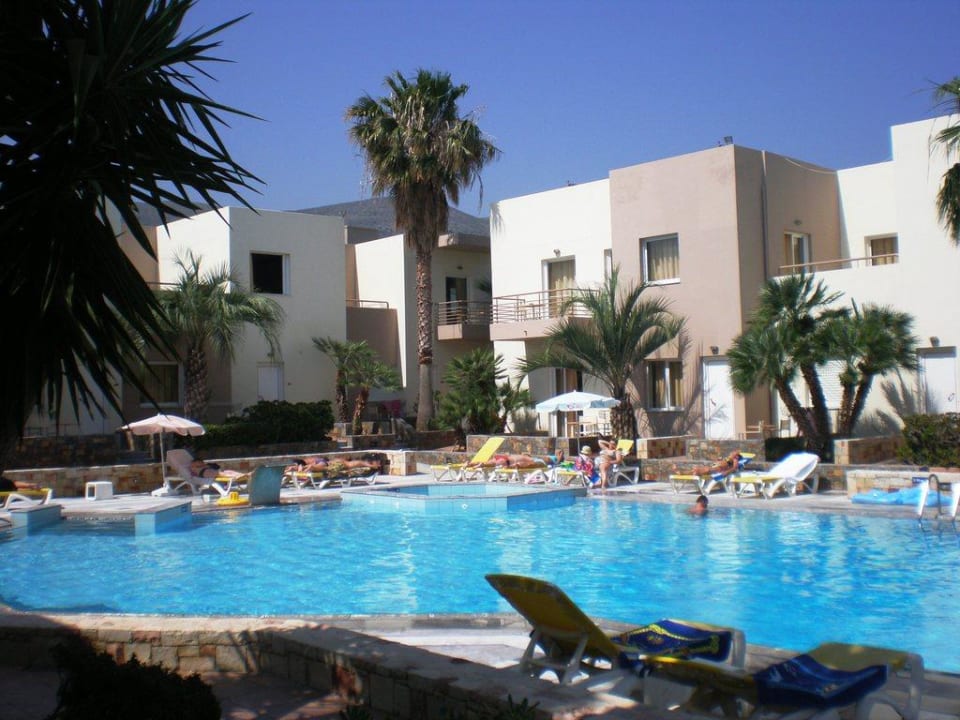 Basen przy recepcji Hotel Meropi