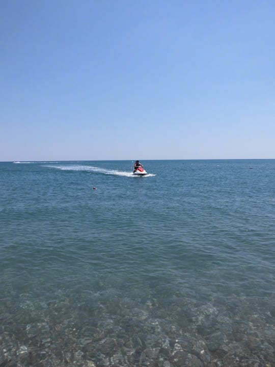 Sehr klar ,aber etwas steinig der Einstieg ins Mee Sherwood Dreams Resort