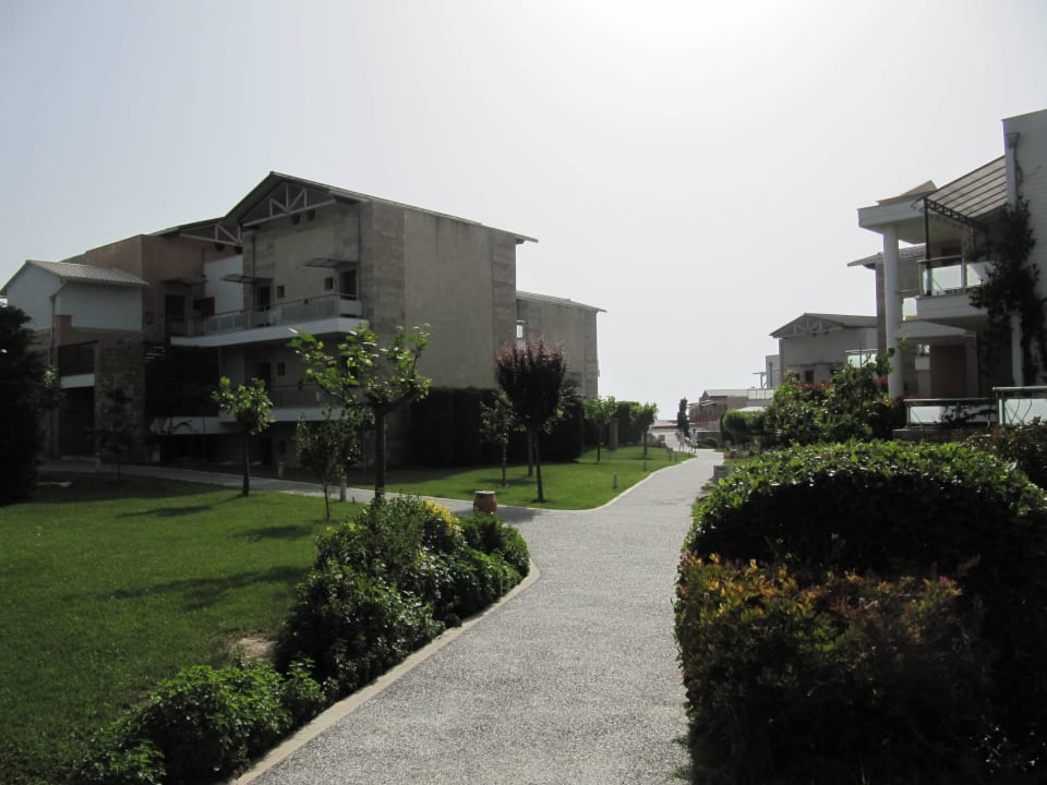 Weg zu den Zimmern und zum Pool/Strand Istion Club & Spa