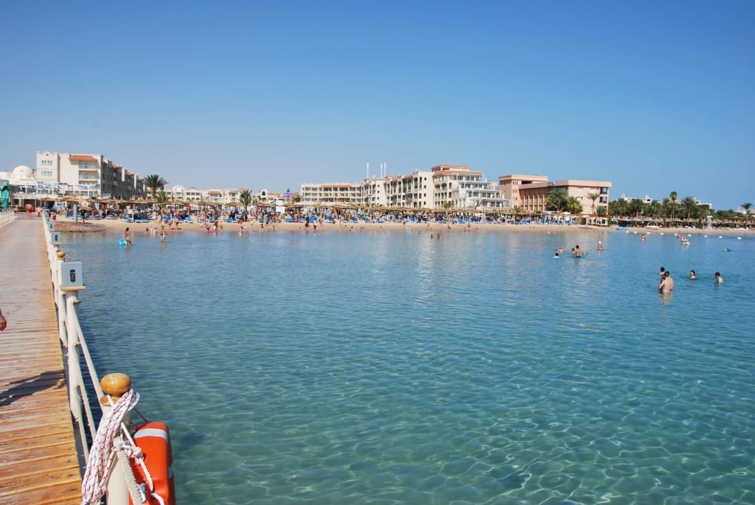 Blick vom Steg auf das Hotel Pickalbatros White Beach Resort - Hurghada