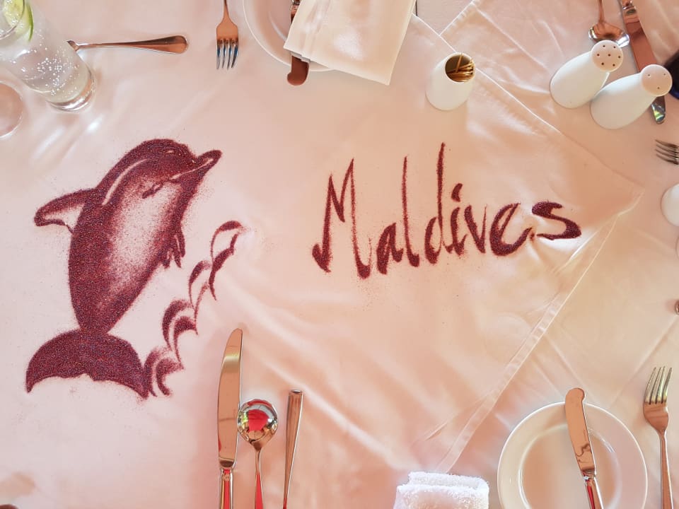 Aus Sand live für uns gemacht: Tischdeko im Sunset-Restauran Adaaran Select Hudhuran Fushi - Premium All Inclusive