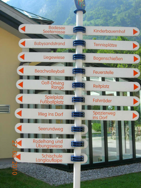 Wegweiser in der Hotelanlage POST Family Resort