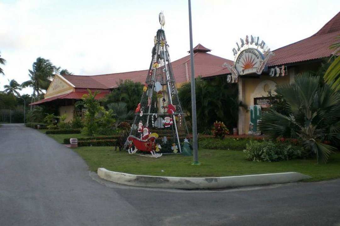 Weihnachtsbaum vor der Disco Grand Palladium Select Bávaro Resort & Spa