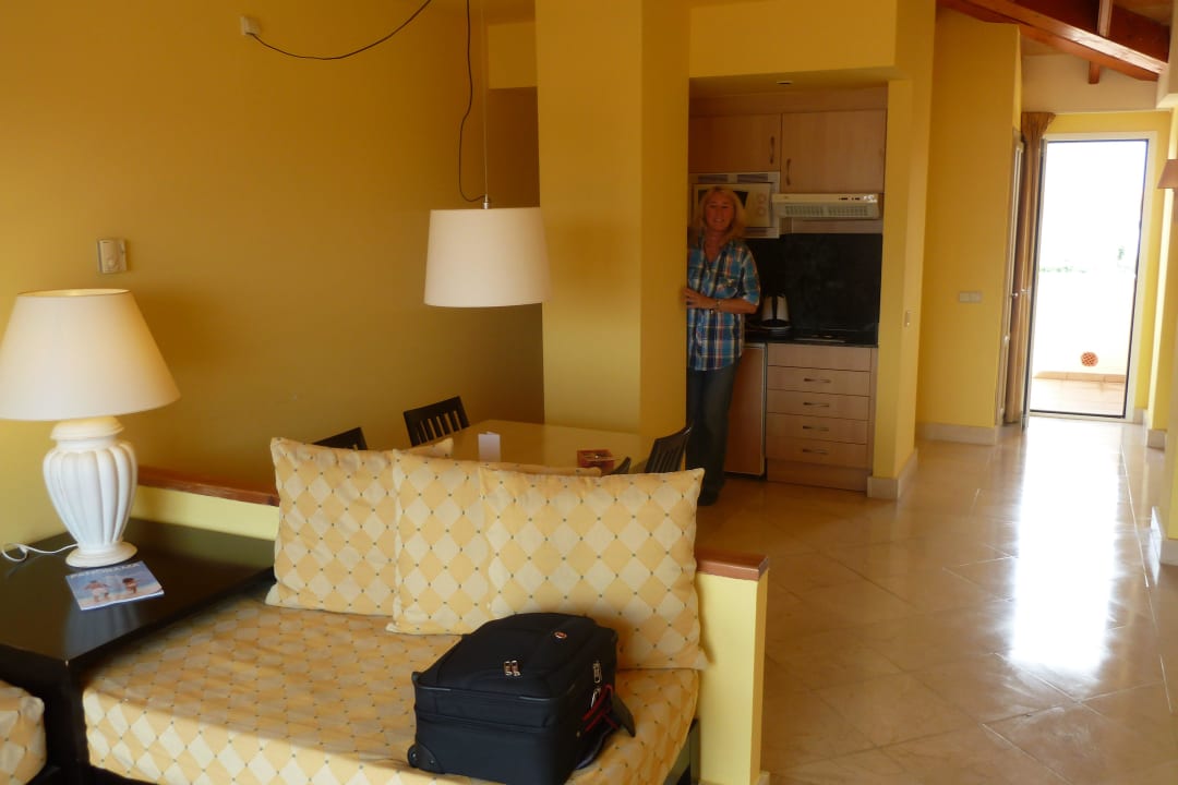 Wohnzimmer mit Küchenzeile Grupotel Macarella Suites and Spa