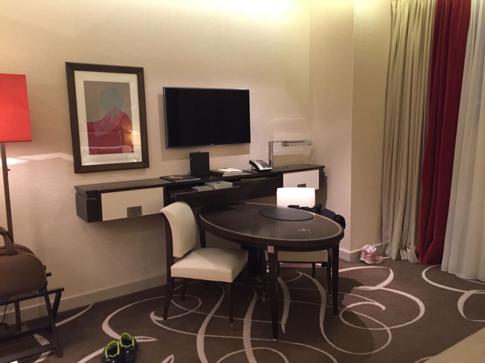Arbeitsbereich und TV mit Apple-Box samt Internet  Waldorf Astoria Berlin
