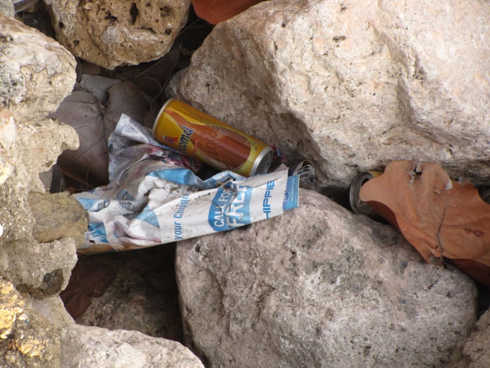 Müll unter Blueswing Avila Beach Hotel