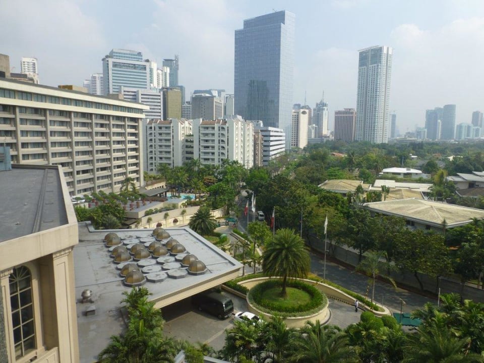 Ausblick auf Vorfahrt und Poolanlage Hotel The Peninsula Manila