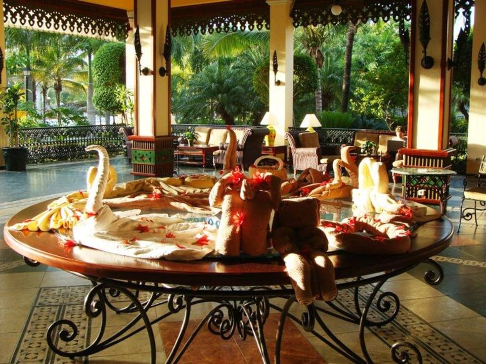 Rzeźby z ręczników w lobby hotelowym Senator Puerto Plata Hotel