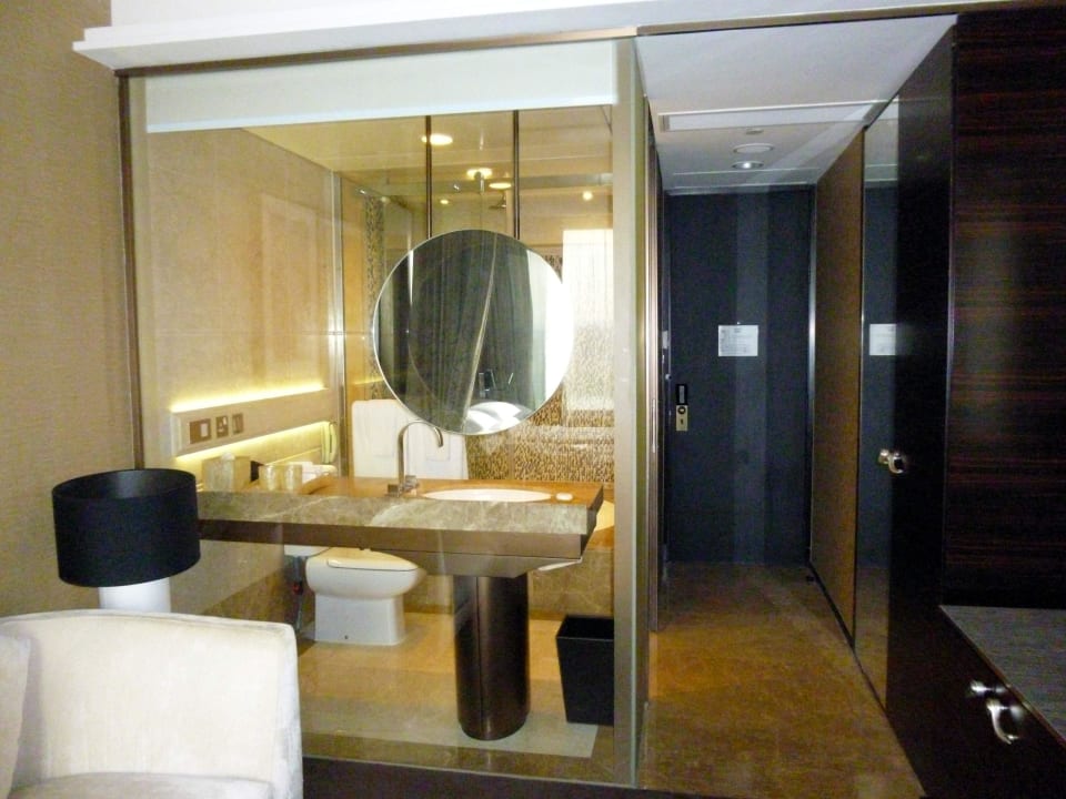 Blick vom Zimmer ins gläserne Bad Hotel Harbour Grand Hong Kong
