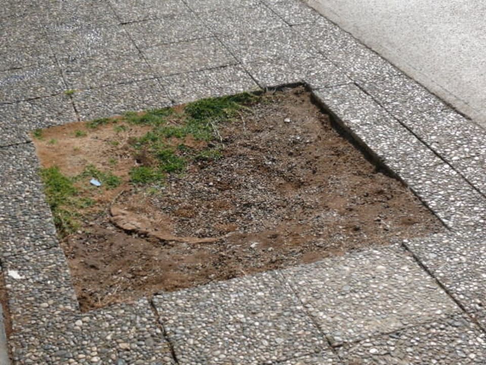 Loch im Gehweg Grecotel LUXME Dama Dama