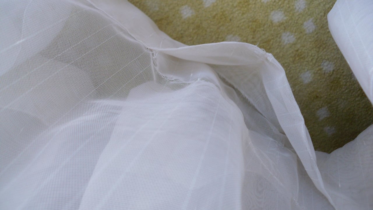 Offene Gardinenfassung im Zimmer Telatiye Resort