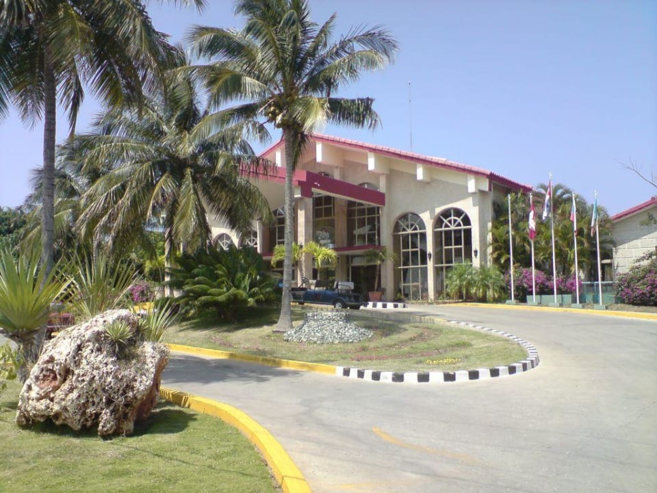 Hoteleingang Hotel Gran Caribe Club Kawama