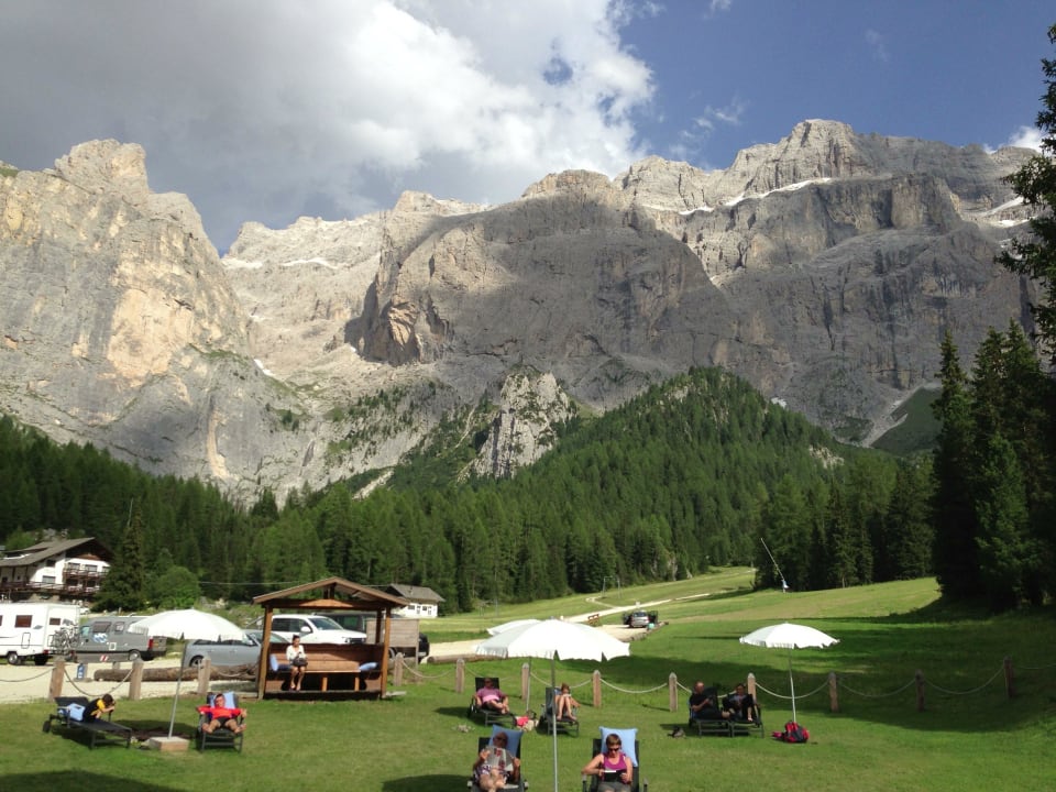Blick vom Hotel in den Garten und die Dolomiten Berggasthof Passo Sella